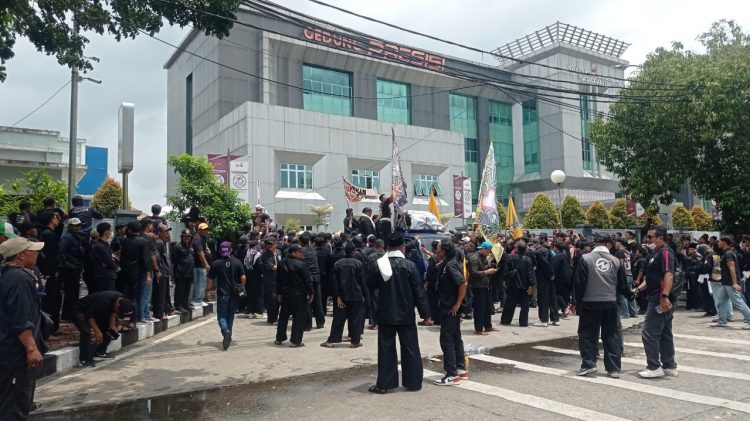 Datangi Mapolresta Tangerang, Masa PSHT Minta Oknum LSM Pelaku Pembacokan Secepatnya Ditangkap