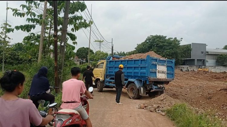 Tanahnya Berceceran di Jalan Umum, Pengurugan di Ciakar Panongan Dikeluhkan Warga