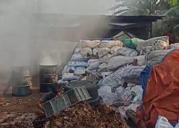 Sebabkan Sesak Nafas, Warga Minta Pembakaran Batok Kelapa di Rancagong Ditutup