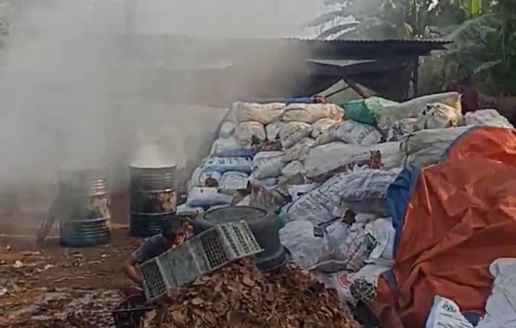 Sebabkan Sesak Nafas, Warga Minta Pembakaran Batok Kelapa di Rancagong Ditutup
