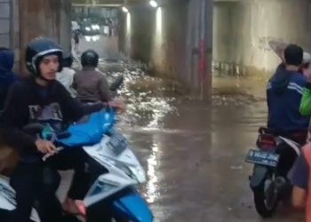 Jalan Terputus Gara-Gara Banjir, Warga : Park Serpong Residence Bikin Terowongannya Terlalu Sempit