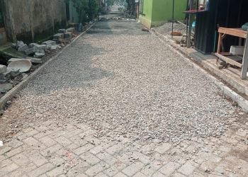 Pemasangannya Tumpang Tindih, Proyek Paving Blok di Binong Lemah Pengawasan dari Kecamatan Curug