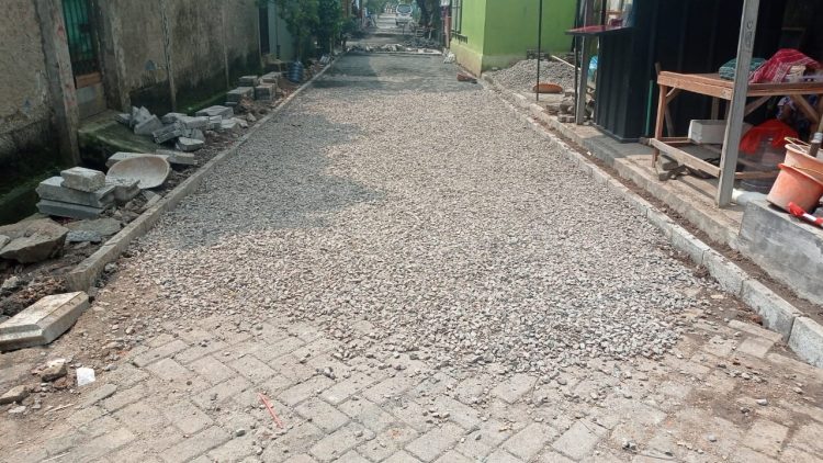 Pemasangannya Tumpang Tindih, Proyek Paving Blok di Binong Lemah Pengawasan dari Kecamatan Curug