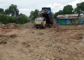 Tanahnya Berceceran di Jalan Umum, Pengurugan di Babakan Legok Berpotensi Membahayakan Pengendara Motor