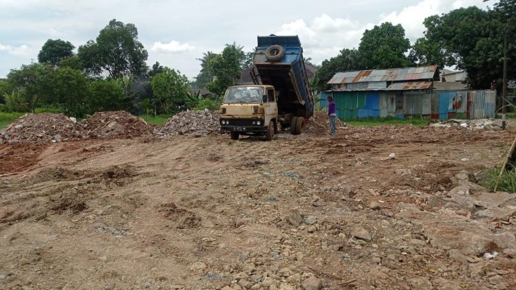 Tanahnya Berceceran di Jalan Umum, Pengurugan di Babakan Legok Berpotensi Membahayakan Pengendara Motor