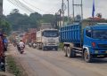 Terlihat Truk Tambang Melintas Di jalur Parung Panjang ” Diduga Beroperasi di Luar Jam yang Ditentukan, Pemerintah Dinilai Tutup Mata