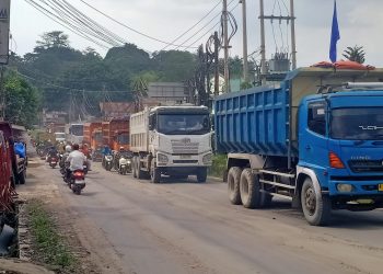 Terlihat Truk Tambang Melintas Di jalur Parung Panjang ” Diduga Beroperasi di Luar Jam yang Ditentukan, Pemerintah Dinilai Tutup Mata