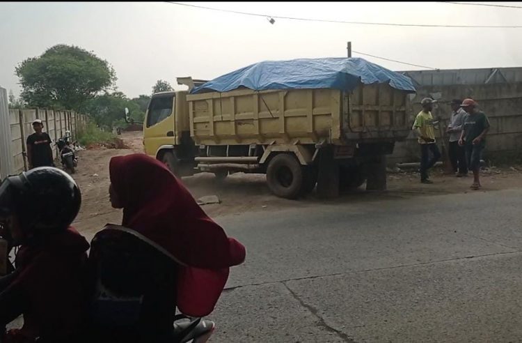 Dapat Tanah Dari Gunung, Pengurugan Lahan di Jatake Pagedangan Diduga Tak Kantongi Izin Resmi