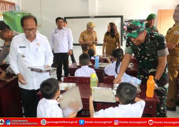 SEKDA NIAS HADIRI RAPAT PARIPURNA DALAM RANGKA PENYAMPAIAN PANDANGAN UMUM FRAKSI-FRAKSI DPRD ATAS NOTA KEUANGAN RANPERDA TENTANG PERUBAHAN APBD T.A. 2025