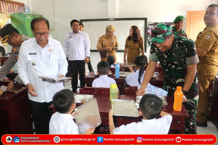 SEKDA NIAS HADIRI RAPAT PARIPURNA DALAM RANGKA PENYAMPAIAN PANDANGAN UMUM FRAKSI-FRAKSI DPRD ATAS NOTA KEUANGAN RANPERDA TENTANG PERUBAHAN APBD T.A. 2025