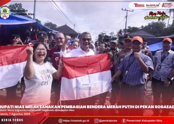 BUPATI NIAS PIMPIN PEMBAGIAN BENDERA MERAH PUTIH DI PEKAN SOGAEADU