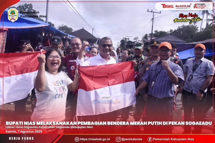 BUPATI NIAS PIMPIN PEMBAGIAN BENDERA MERAH PUTIH DI PEKAN SOGAEADU