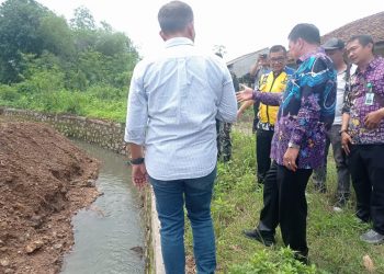 Mendapat Kunjungan Bupati, Dewan M Sobri Tinjau Langsung Titik Lokasi Rawan Banjir di Bantaran Kali Cirarab