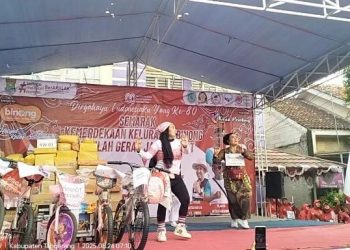 Peringati Hari Kemerdekaan dengan Gerak Jalan Sehat, Kelurahan Binong Bagi-Bagi Door prize kepada Masyarakat