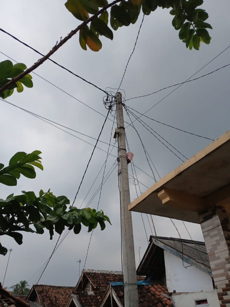 Diduga Kabel Wi-Fi Ilegal Bebas Nyantol, Pemkab Lebak Harus Tindak Tegas