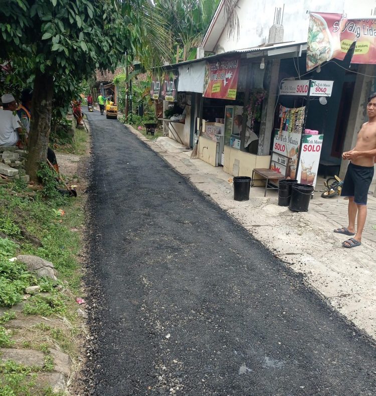 Tak Mengaku Sebagai Pelaksana, Sekdes Pagedangan Diduga Membekingi Proyek Hotmix