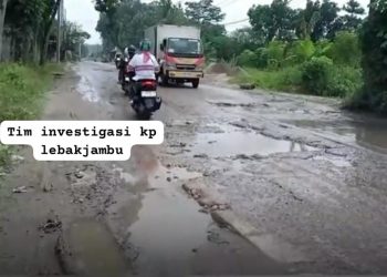 Jalan Rusak Dan Berlobang Akibat Muatan Mobil truk Melebihi Tonase Dan Becek