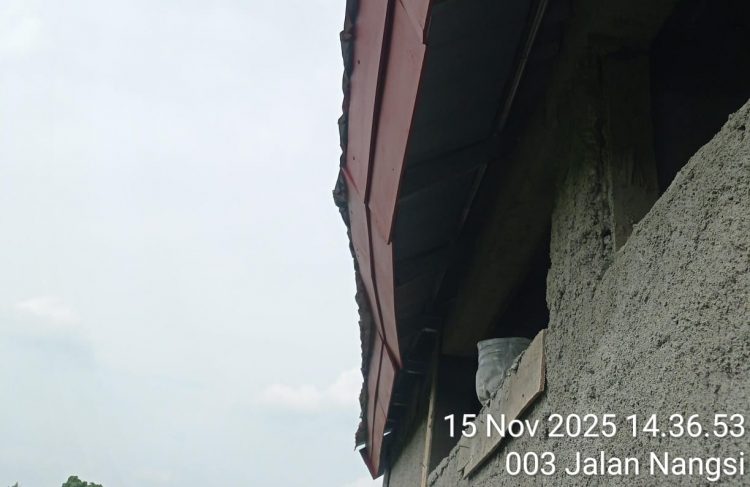 Waduh Atap Bangunan Nyaris Roboh, Revitalisasi SDN Caringin 3 Diduga Gunakan Bahan Material Berkualitas Buruk