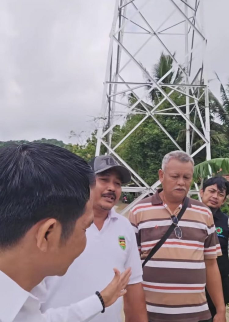 Sutet PJT Berdiri di Tengah Jalan Desa Kembang Kuning, Bupati Purwakarta Lakukan Sidak