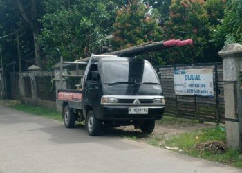 Bermodalkan Izin Lingkungan, Penanaman Tiang Fiber Star di Mekarwangi Diduga Ditancapkan Secara Ilegal