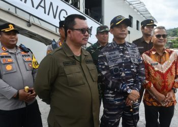 Kapal Republik Indonesia (KRI) 594 Semarang, tiba di Pulau Nias Bawa Bantuan
