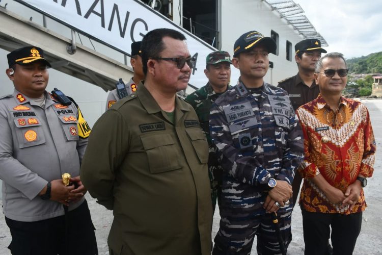 Kapal Republik Indonesia (KRI) 594 Semarang, tiba di Pulau Nias Bawa Bantuan
