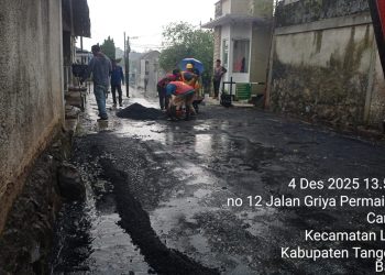 Digelar Saat Turun Hujan, Proyek Hotmix di Griya Permai Caringin Diduga Anggarannya Dipangkas Kontraktor