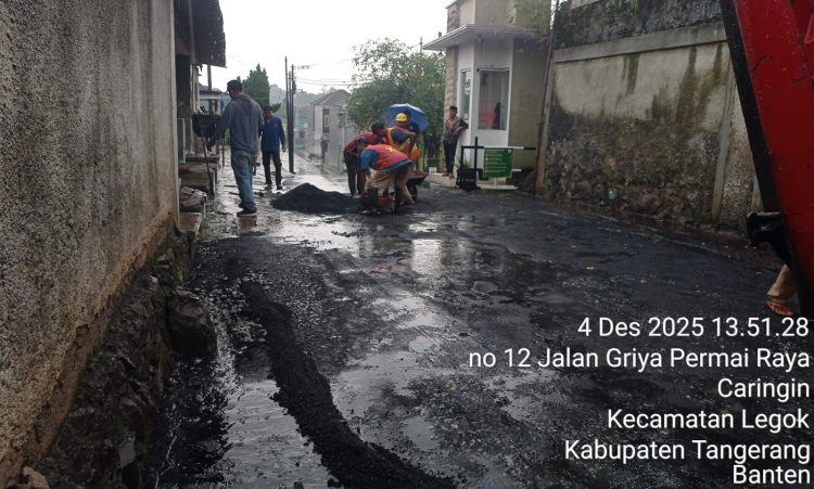 Digelar Saat Turun Hujan, Proyek Hotmix di Griya Permai Caringin Diduga Anggarannya Dipangkas Kontraktor