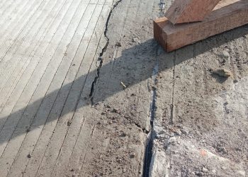 Baru Seumur Jagung, Proyek Betonisasi Jalan Raya Panongan Alami Keretakan, Kuat Dugaan Kualitasnya Sangat Buruk