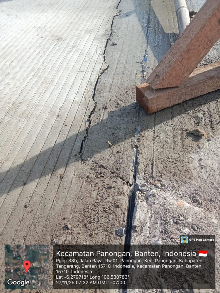 Baru Seumur Jagung, Proyek Betonisasi Jalan Raya Panongan Alami Keretakan, Kuat Dugaan Kualitasnya Sangat Buruk