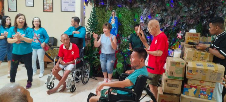 The Famous Rayakan Ultah ke-13 dengan Aksi Kemanusiaan di Panti Werdha