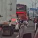 Membahayakan, Seorang Pengemis Gendong Anak Terlihat di Jalan Tol Bitung Tangerang