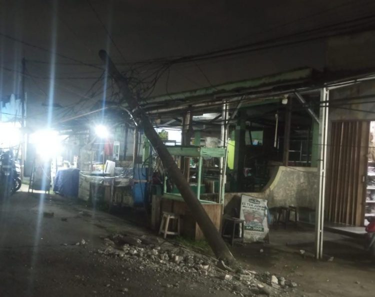 Gara-Gara Mabuk Berat, Supir Truck Diduga Hilang Kendali, Tiang Listrik Dihantam Hingga Roboh