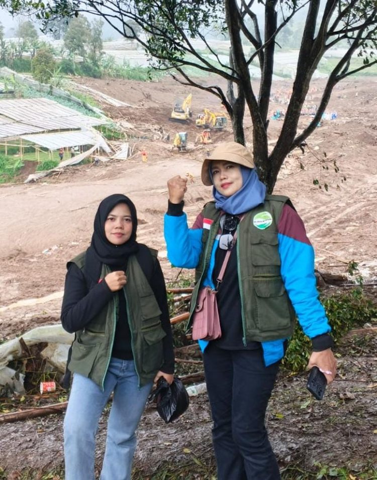 Relawan Nusantara Ranting Cikalong–Cipeundeuy Serahkan Bantuan Logistik ke Korban Banjir Bandang di Cisarua KBB