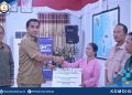 Wabup Nisel Menyerahkan Secara Simbolis Bantuan Perbaikan Rumah Rusak Kepada Penerima Manfaat
