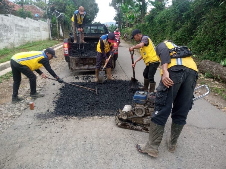Dukung Instruksi Gubernur Jabar dan Bupati Purwakarta,UPTD 3 Lakukan Pemeliharan Jalan Cipendey-Cilenca