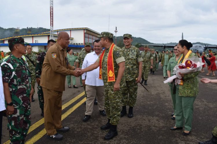 Bupati Nias Utara Sambut Kepala Staf Angkatan Darat di Bandara Binaka