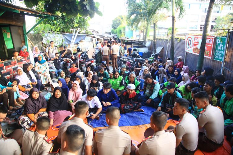 Taruna Akpol 58, 59, 60 Edukasi Mudik Aman dan Perkuat Layanan 110 di Daan Mogot