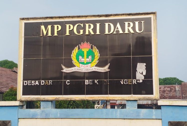 Miris !! Papan Nama SMP Daru Rusak Parah, Identitas Sekolah Nyaris Hilang