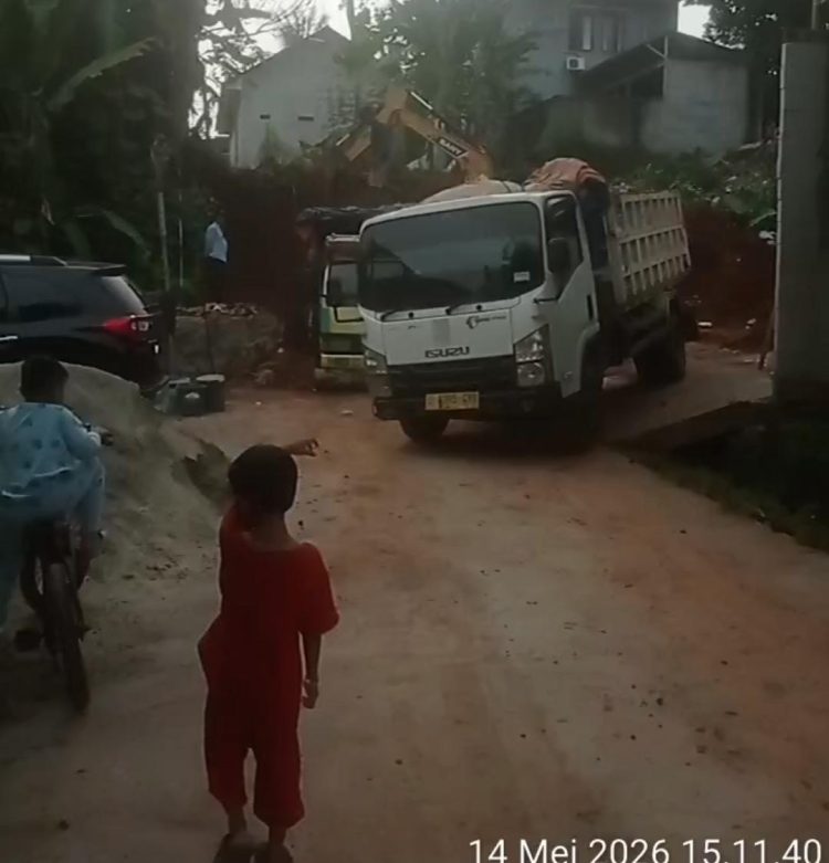 Galian Tanah di Perum Griya Permai Caringin Diduga Berpotensi Mengganggu Ketertiban Umum, Kades : Nggak Ada Izin