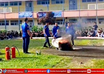 UPTD Damkar Kota Gunungsitoli Berikan Edukasi dan Simulasi Pemadaman Api Ringan di SMA Negeri 1 Gunungsitoli