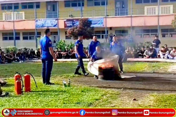 UPTD Damkar Kota Gunungsitoli Berikan Edukasi dan Simulasi Pemadaman Api Ringan di SMA Negeri 1 Gunungsitoli