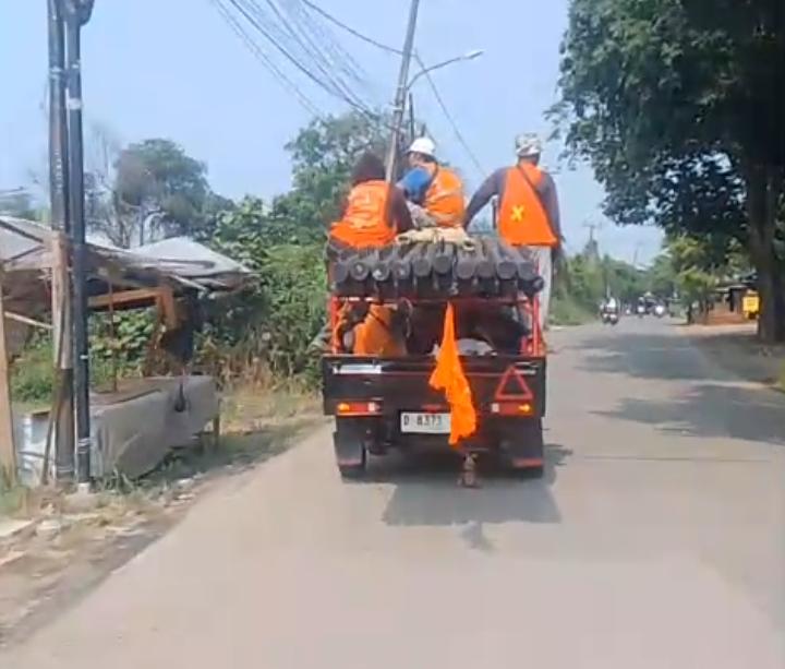 Ratusan Tiang FO Milik FMI Diduga Ditanam Tanpa Izin di Wilayah Rumpin, Camat : Saya Laporkan ke Satpol PP