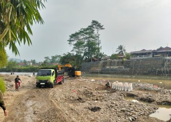 Aktivitas Diduga Alat berat Pengerukan Batuan dari air sungai diduga ilegal
