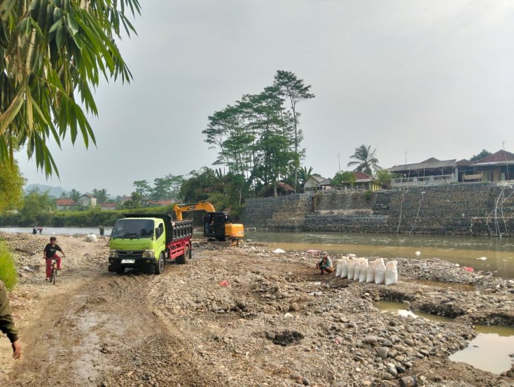 Aktivitas Diduga Alat berat Pengerukan Batuan dari air sungai diduga ilegal