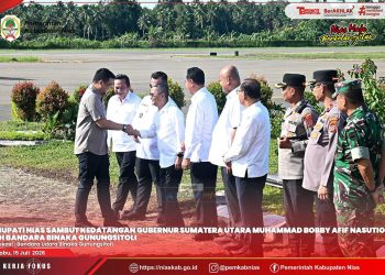 BUPATI NIAS SAMBUT KEDATANGAN GUBERNUR SUMUT DI BANDARA BINAKA GUNUNGSITOLI