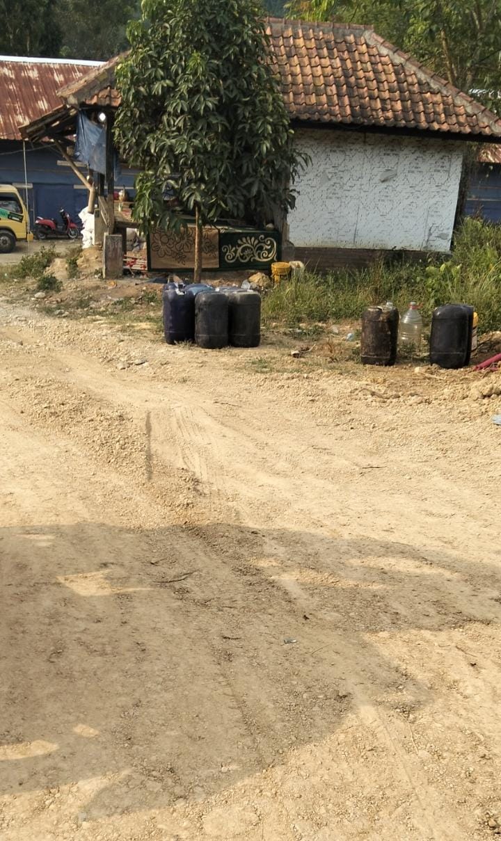 Kandang Ayam Pedaging Di Desa Parakanbeusi Diduga Belum Kantongi Izin, Namun Sudah Lama Beroperasi — Diduga Milik Oknum Dewan Inisial TN Dan Kita Konfirmasi Insial TJN lebih memilih bungkam