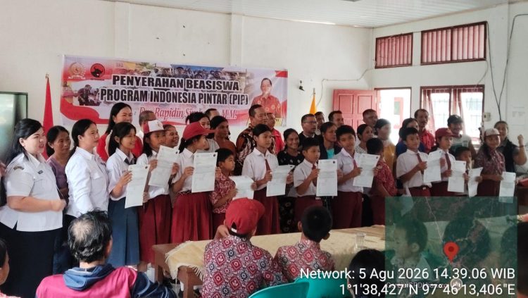 Rapidin Simbolon Serahkan Beasiswa Program Indonesia Pintar Kepada 289 Pelajar di Kab. Nias