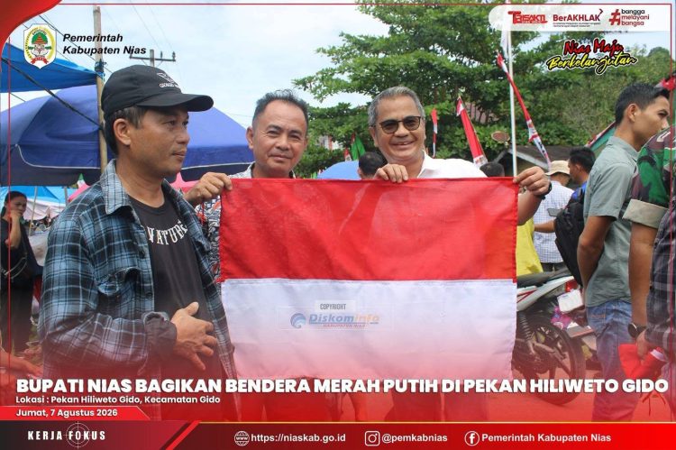 BUPATI NIAS AJAK MASYARAKAT SEMARAKKAN HUT RI KE-81 MELALUI PEMBAGIAN BENDERA MERAH PUTIH DI PEKAN HILIWETO GIDO
