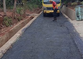 Jalan Lingkungan Desa Cigelam Mulai Diperbaiki, Warga RW 07 Rasakan Manfaat Pengaspalan